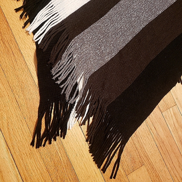 Comfy winter light weight poncho - Picture 2 of 2